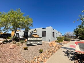 Suncrest Apartments in El Paso, TX - Foto de edificio - Building Photo