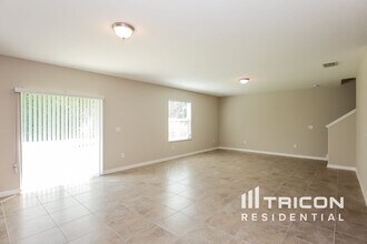 2012 Broad Winged Hawk Dr in Ruskin, FL - Building Photo - Building Photo