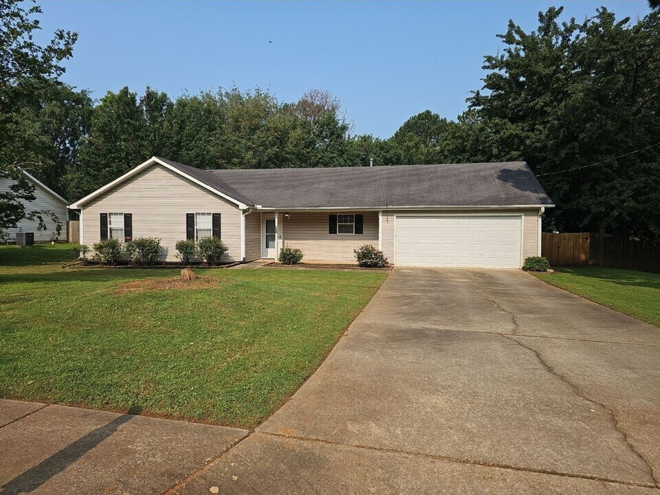 75 Mallie Ct in Hampton, GA - Building Photo