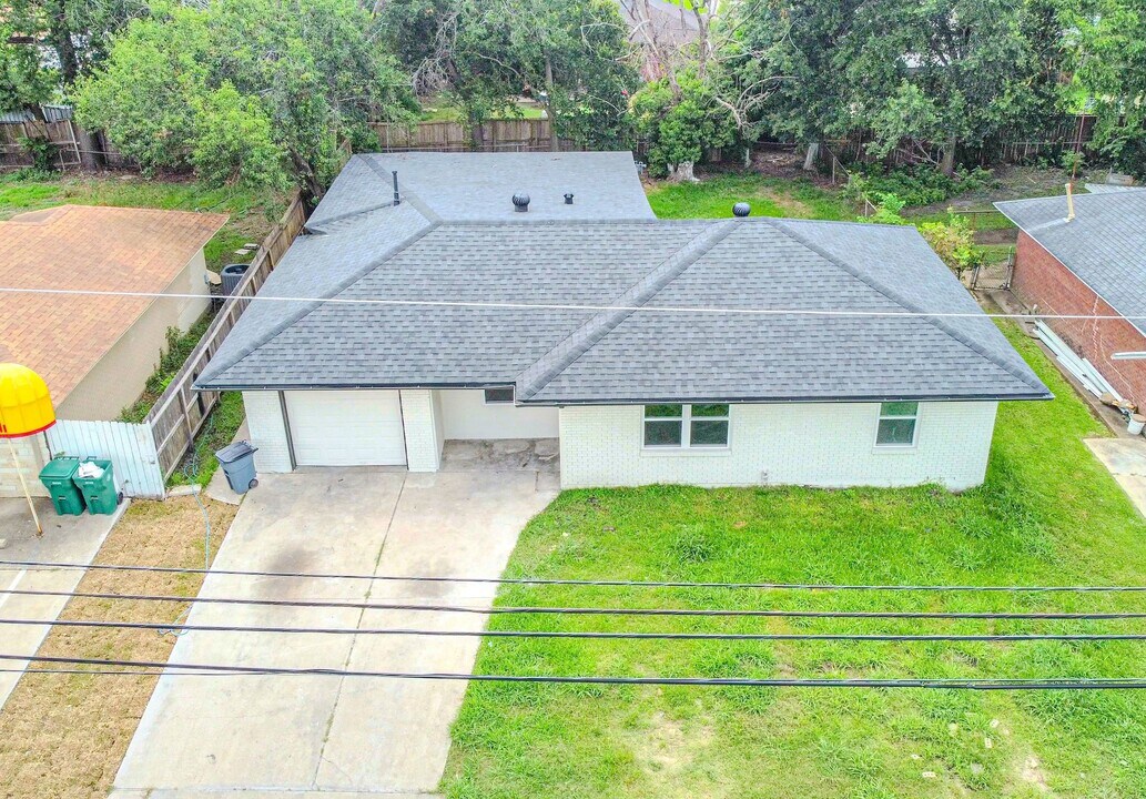 2127 Strawberry Rd in Pasadena, TX - Building Photo
