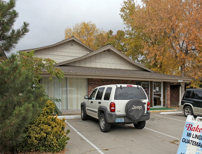 411-433 Pyramid Way in Sparks, NV - Building Photo - Building Photo
