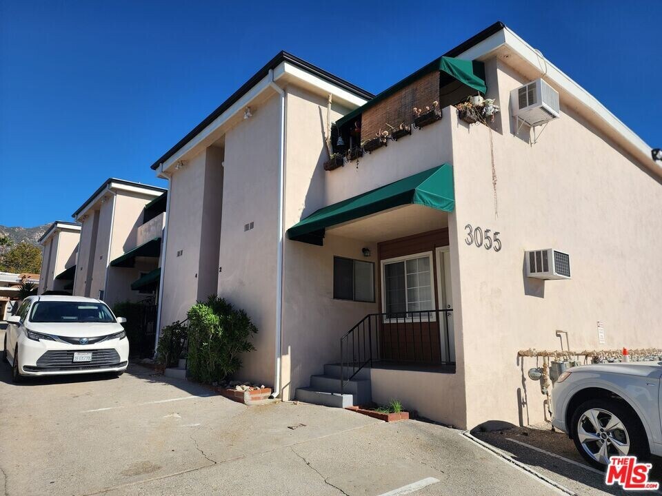 3055 Foothill Blvd in Montrose, CA - Building Photo