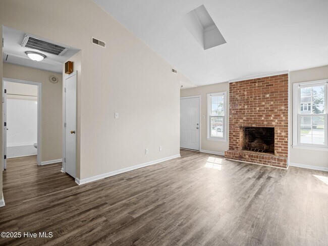 323 W Frances St in Jacksonville, NC - Building Photo - Building Photo