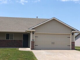 726 Highland Ridge Dr in Manhattan, KS - Building Photo