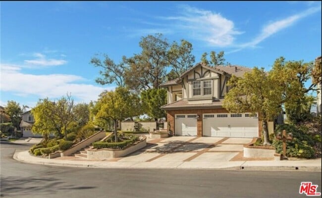 property at 21871 Vía De La Luz