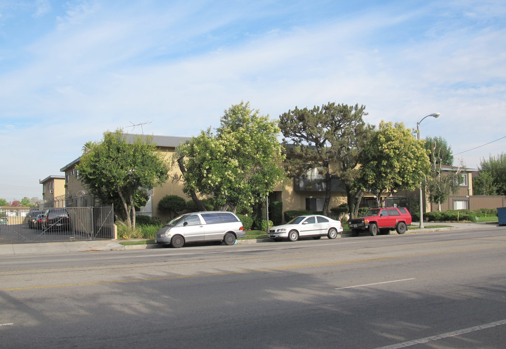 7725 Laurel Canyon Blvd in North Hollywood, CA - Building Photo