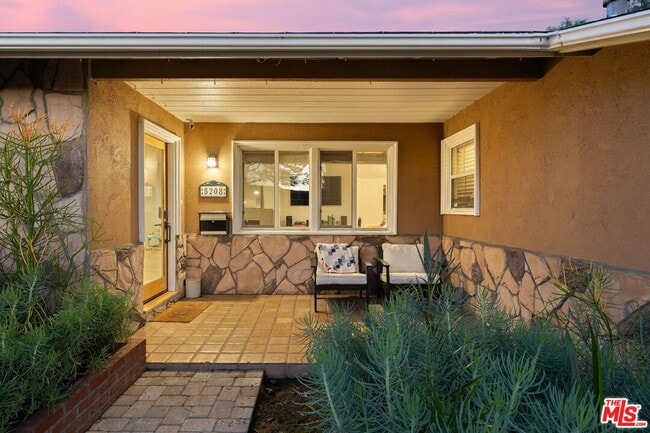 5208 Woodman Ave in Los Angeles, CA - Building Photo - Building Photo