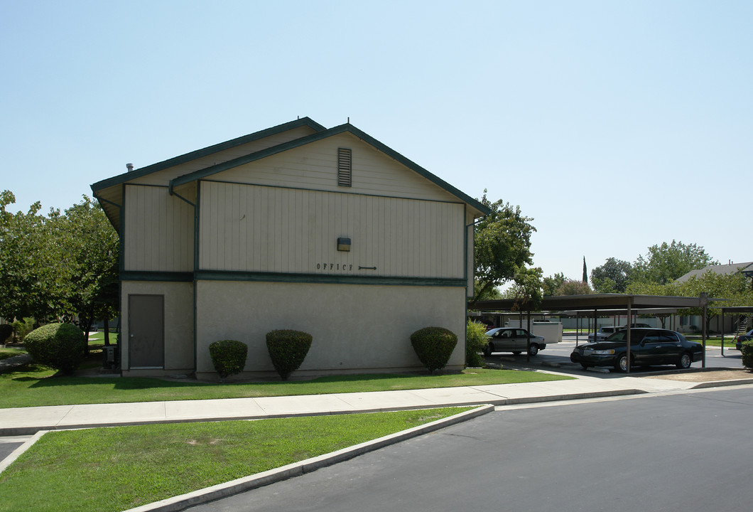 Springfield Manor in Reedley, CA - Building Photo