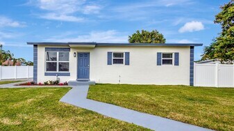 1335 Lee St in Delray Beach, FL - Building Photo
