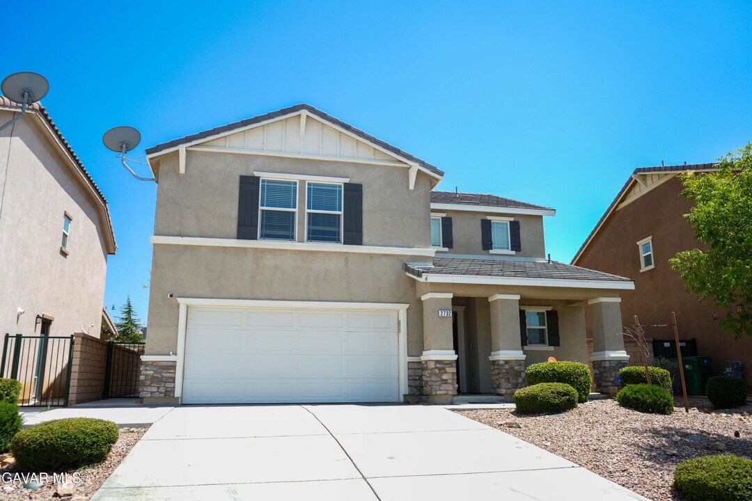 2732 Hemlock Rd in Palmdale, CA - Foto de edificio