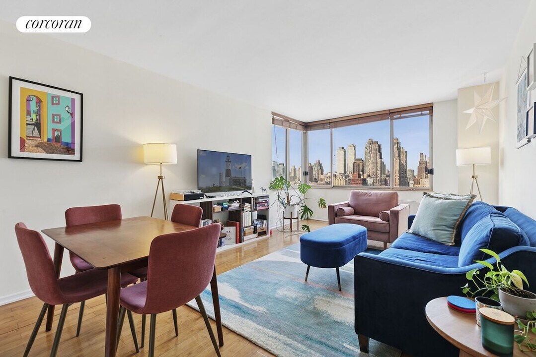 350 W 50th St in New York, NY - Building Photo