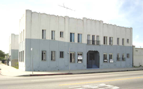 6437 S Hoover St in Los Angeles, CA - Building Photo