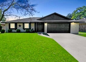 701 Regency Dr in Deer Park, TX - Building Photo