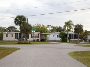 Vizcaya Lakes in Port Charlotte, FL - Foto de edificio - Building Photo