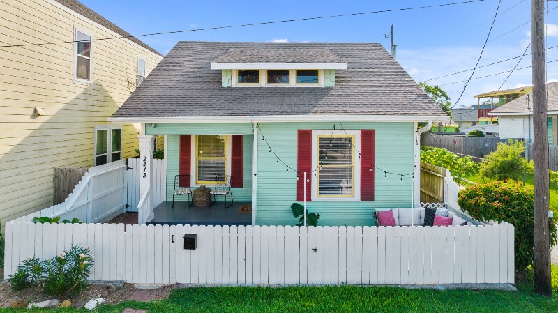 2413 34th St in Galveston, TX - Building Photo