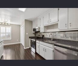 744 Flagship Dr in Newport News, VA - Foto de edificio - Building Photo