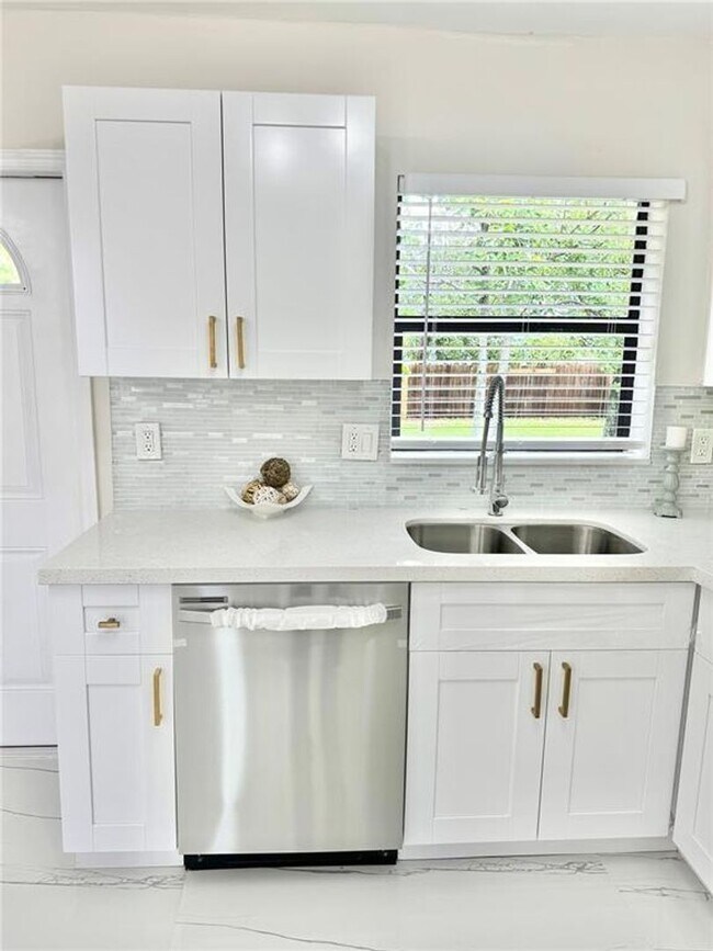 1783 Lauderdale Manor Dr in Fort Lauderdale, FL - Building Photo - Building Photo