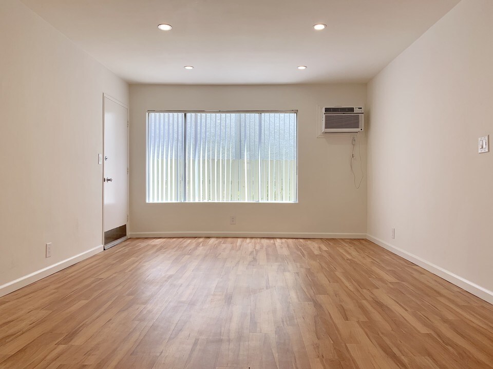 1037 N La Jolla Ave in West Hollywood, CA - Building Photo