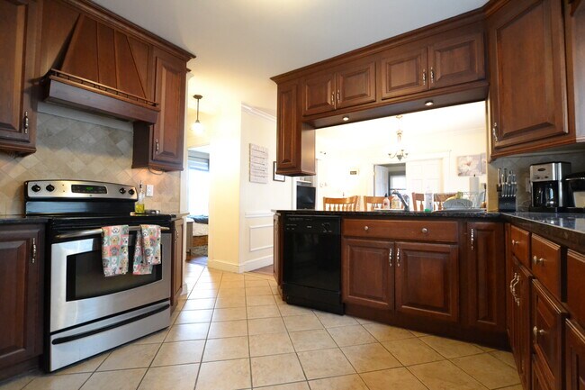 90 Hobart St, Unit 1 in Boston, MA - Building Photo - Building Photo