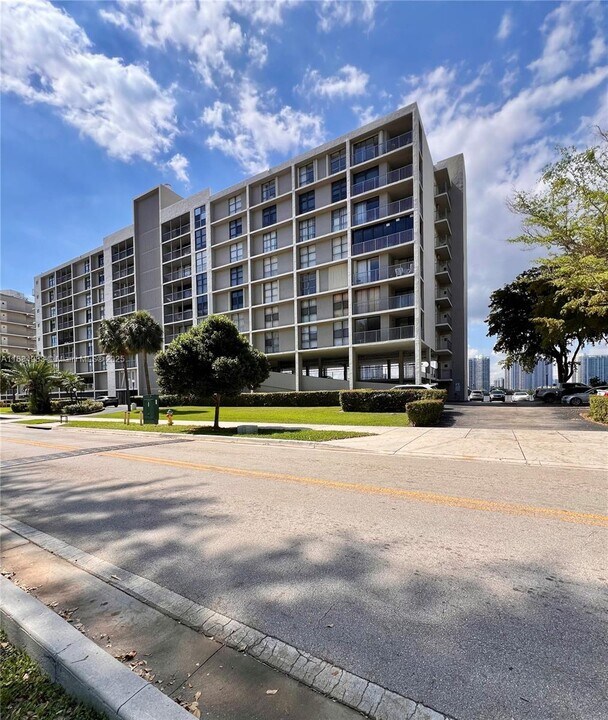 17600 N Bay Rd, Unit N304 in Sunny Isles Beach, FL - Building Photo