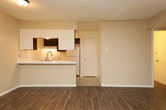 Oaks on Bandera in San Antonio, TX - Building Photo - Interior Photo