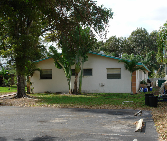 4661-4671 SW 65th Way in Fort Lauderdale, FL - Foto de edificio - Building Photo