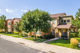 Farmington Crossing in Farmington, UT - Foto de edificio - Building Photo