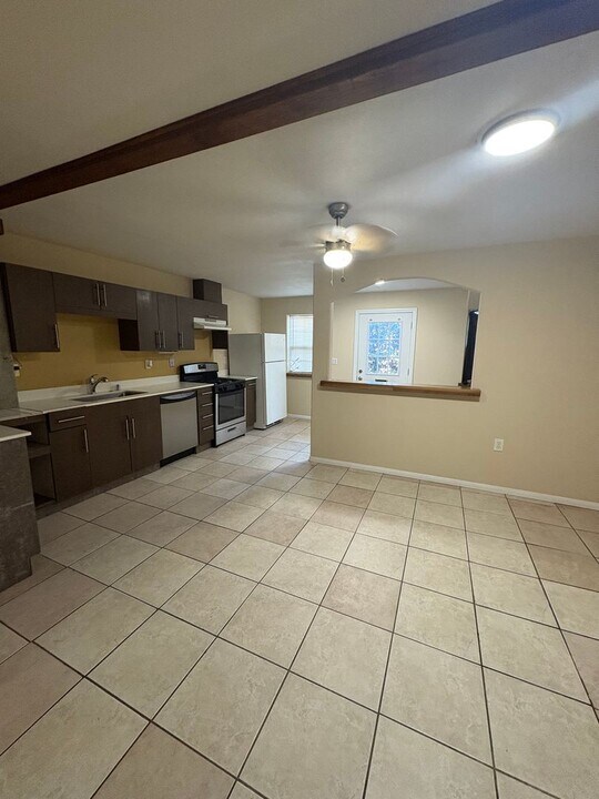 377 Douglas St in Los Angeles, CA - Building Photo