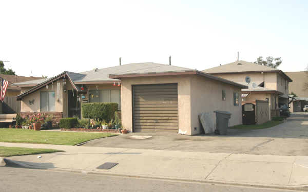 9501-9505 1/2 Ramona St in Bellflower, CA - Building Photo