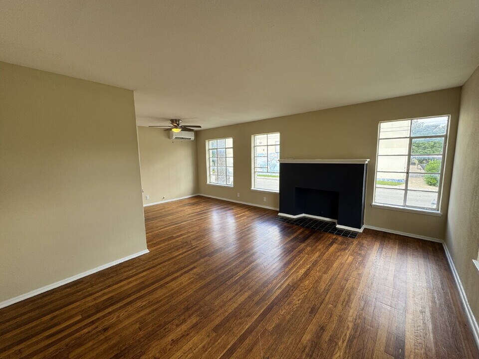 944 W Huisache Ave in San Antonio, TX - Building Photo