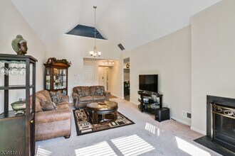 28 Kensington Dr in Piscataway, NJ - Building Photo - Building Photo