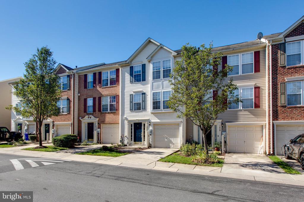 7037 Holly Springs Ln in Elkridge, MD - Building Photo