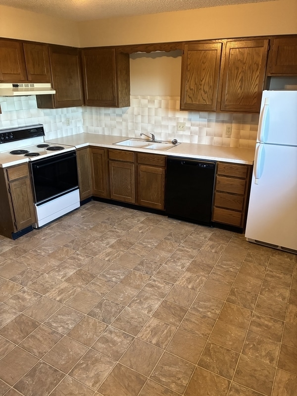 1408 E 27th Ave in Hutchinson, KS - Building Photo - Building Photo