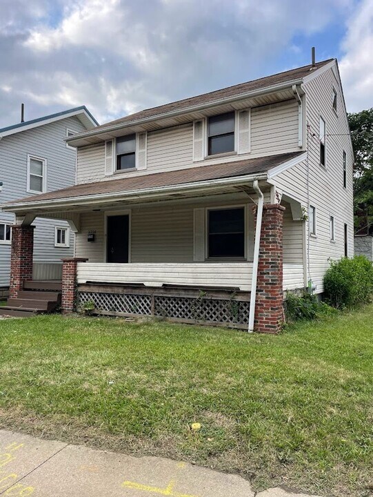 2356 Navarre Rd SW in Canton, OH - Building Photo