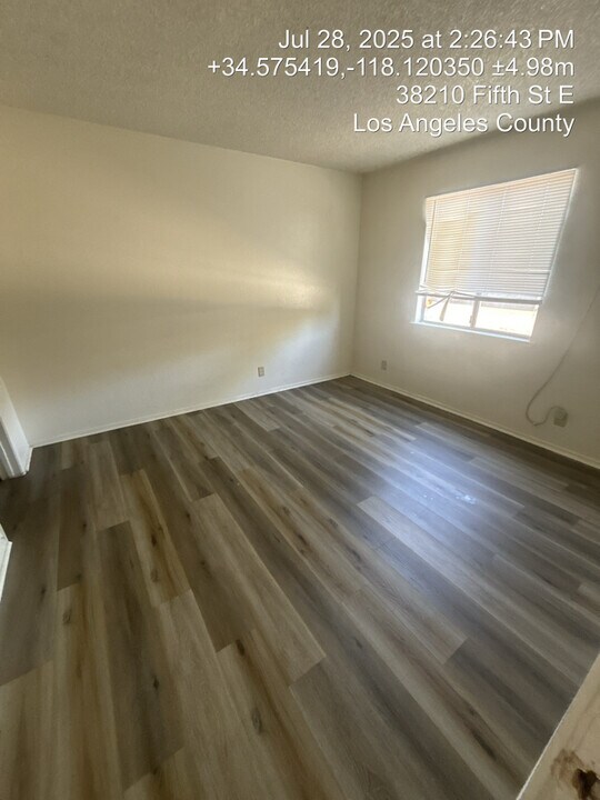 38210 5th St E in Palmdale, CA - Building Photo