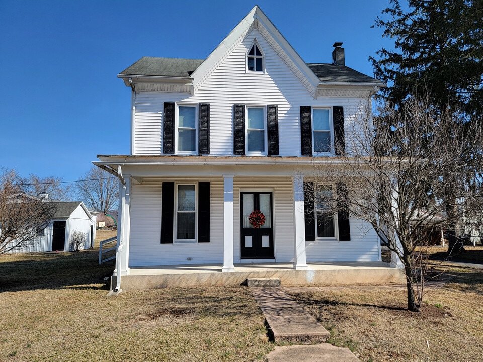 14 Swamp Church Rd in Reinholds, PA - Foto de edificio