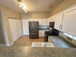 1002 Misty Rose Ave in Henderson, NV - Building Photo - Building Photo