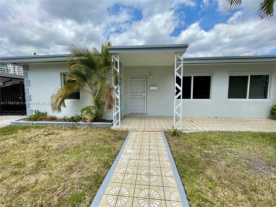 3103 SW 23rd St in Miami, FL - Building Photo