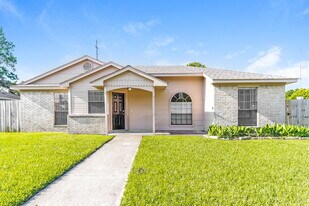 2215 Hazyknoll Ln in Houston, TX - Building Photo