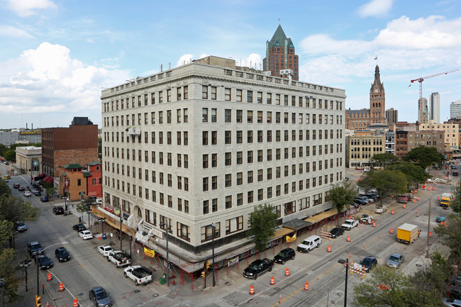 Century Building in Milwaukee, WI - Foto de edificio - Building Photo