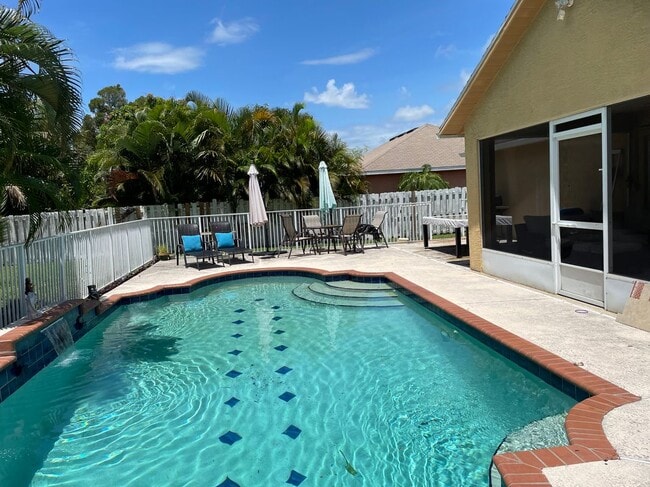 562 SE Walters Terrace in Port St. Lucie, FL - Building Photo - Building Photo