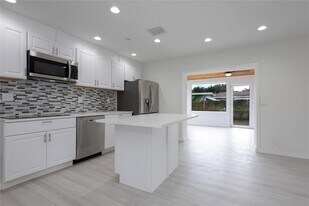 713 SW 4th Ct in Hallandale Beach, FL - Building Photo