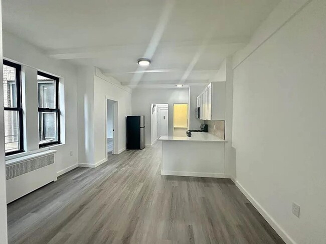 157 E 72nd St in New York, NY - Building Photo - Building Photo