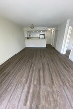 18335 NW 68th Ave, Unit 790-220 in Hialeah, FL - Foto de edificio - Building Photo