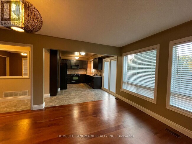 26 Beechbrooke Way in Aurora, ON - Building Photo - Building Photo