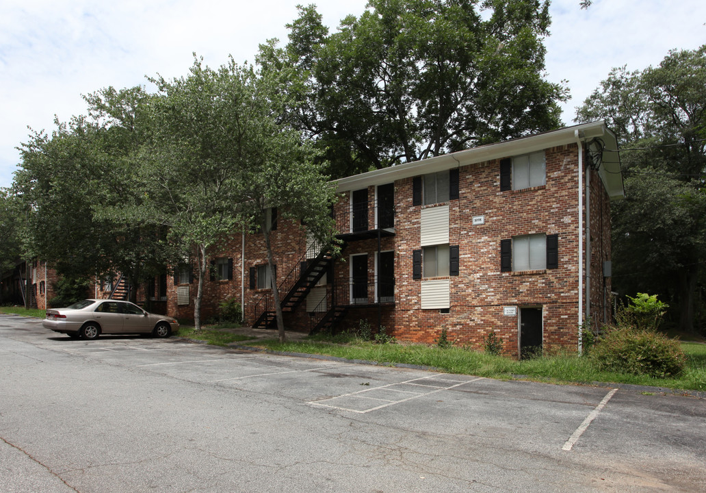 Twin Oak Apartments in Clarkston, GA - Building Photo