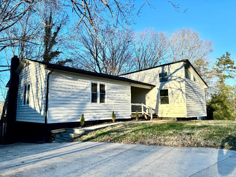 1046 Douglas Pl in Danville, VA - Building Photo