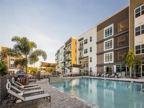 10X Tarpon Springs in Tarpon Springs, FL - Foto de edificio - Building Photo