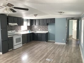 306 W Wallisville Rd in Highlands, TX - Building Photo