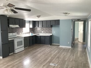 306 W Wallisville Rd in Highlands, TX - Building Photo - Building Photo